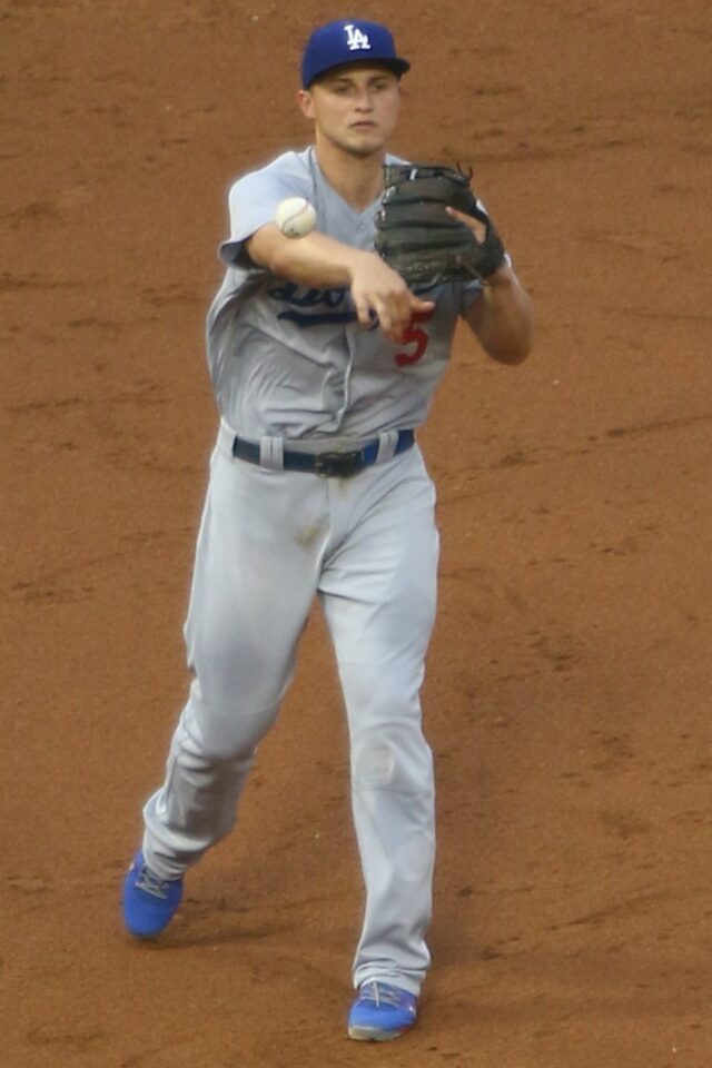 20170718 Dodgers WhiteSox Corey Seager between innings